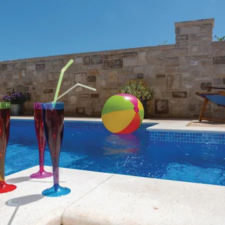 Luxurious In With Sauna Nyaraló