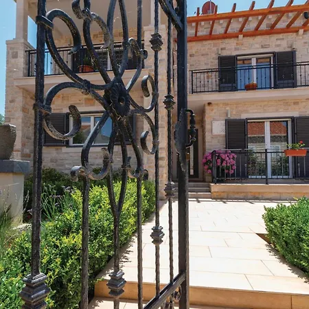 Luxurious In With Sauna Nyaraló