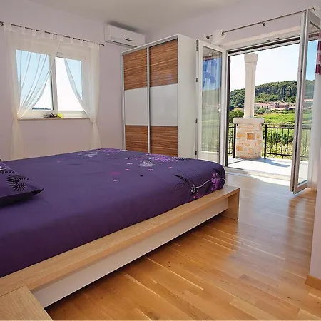 Nyaraló 6 Bedroom Stunning In